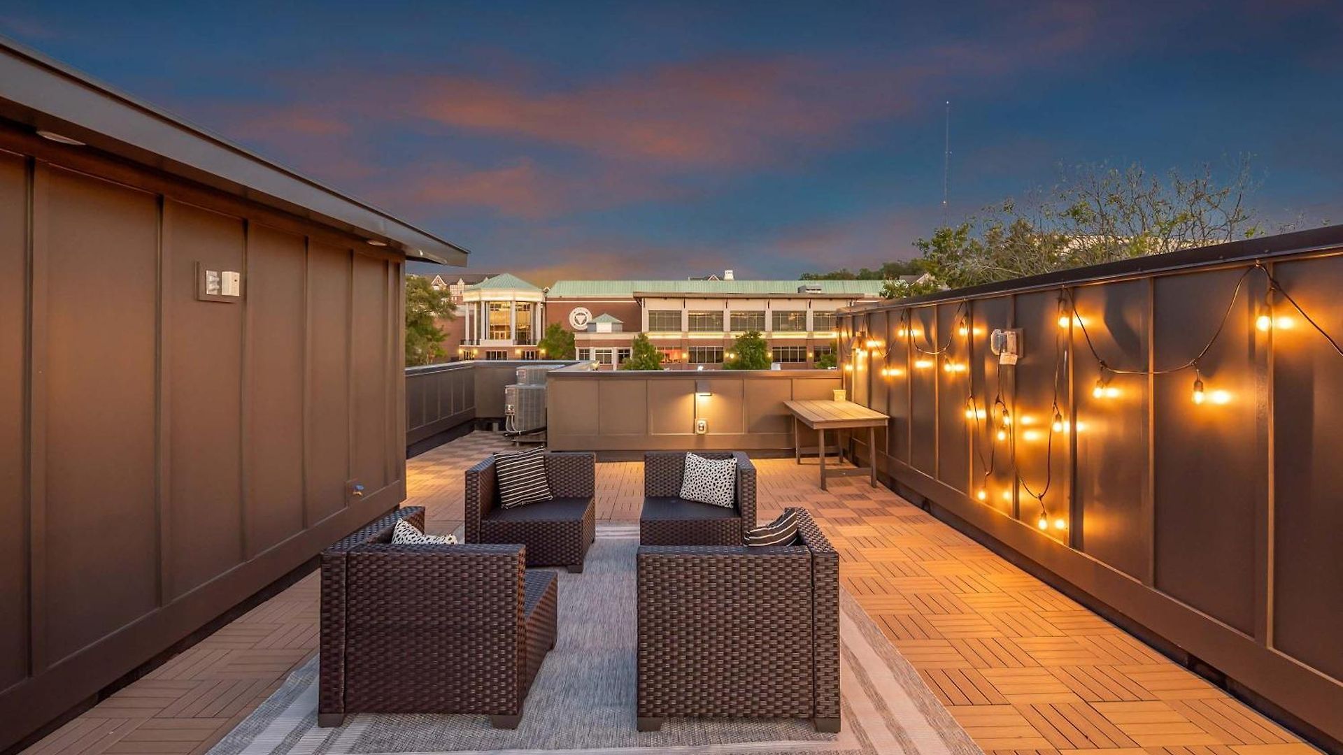 New Music Loft-style With Rooftop Views *