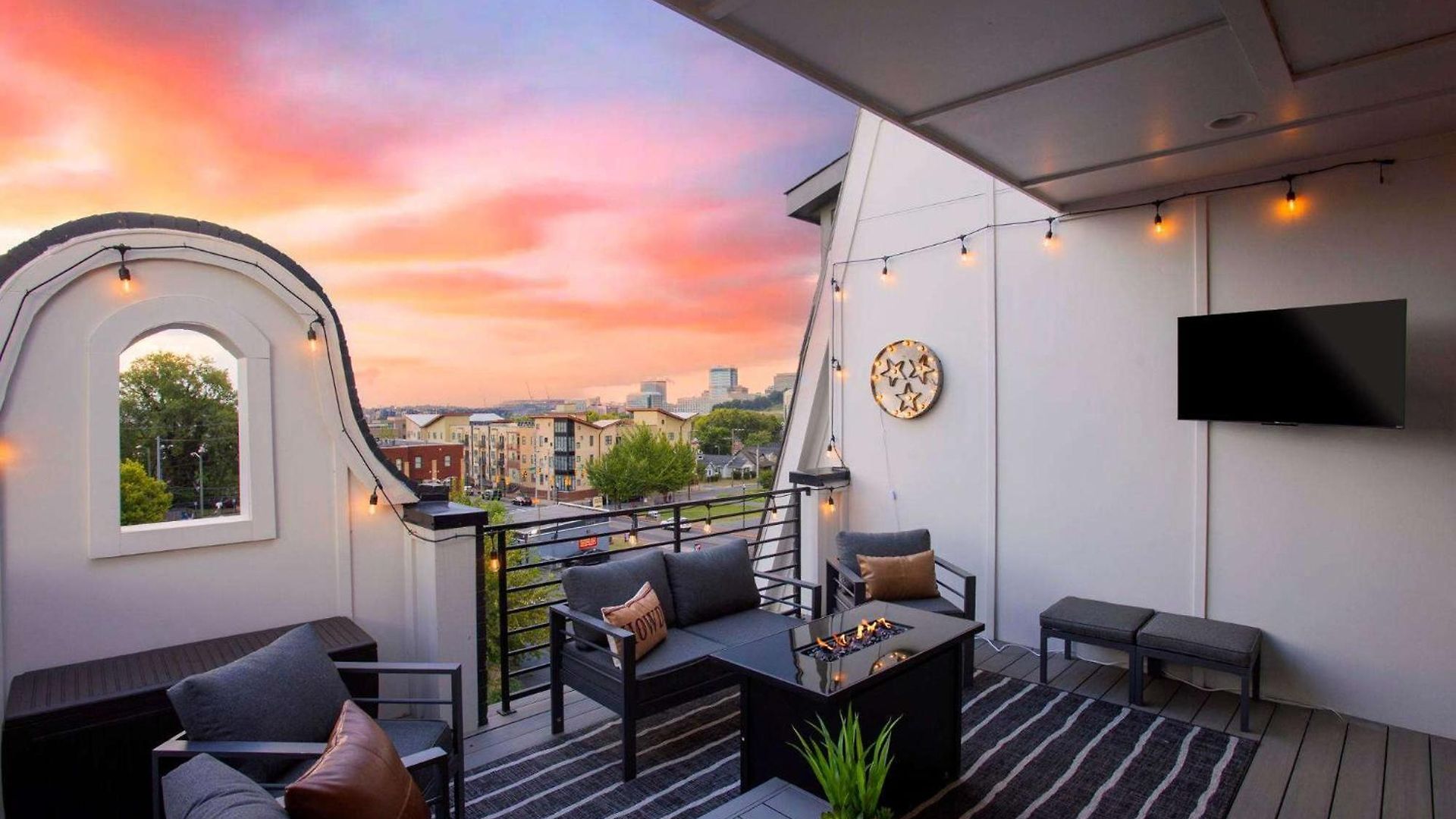 2 Adjacent Luxury Homes Rooftop Decks & Game Holiday home