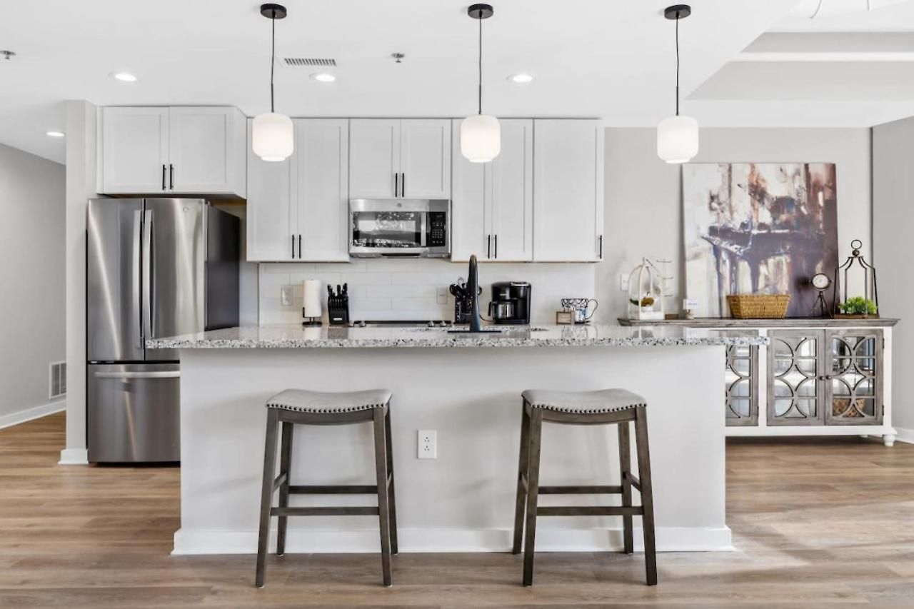 Luxurious Downtown-2 Bed 2 Bath Corner 2m Holiday home *