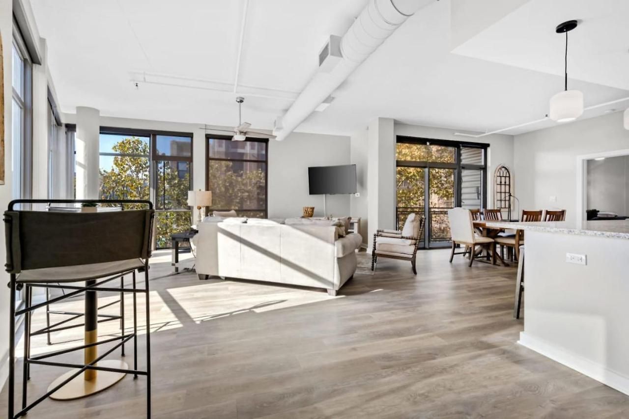 Luxurious Downtown-2 Bed 2 Bath Corner 2m * Nashville
