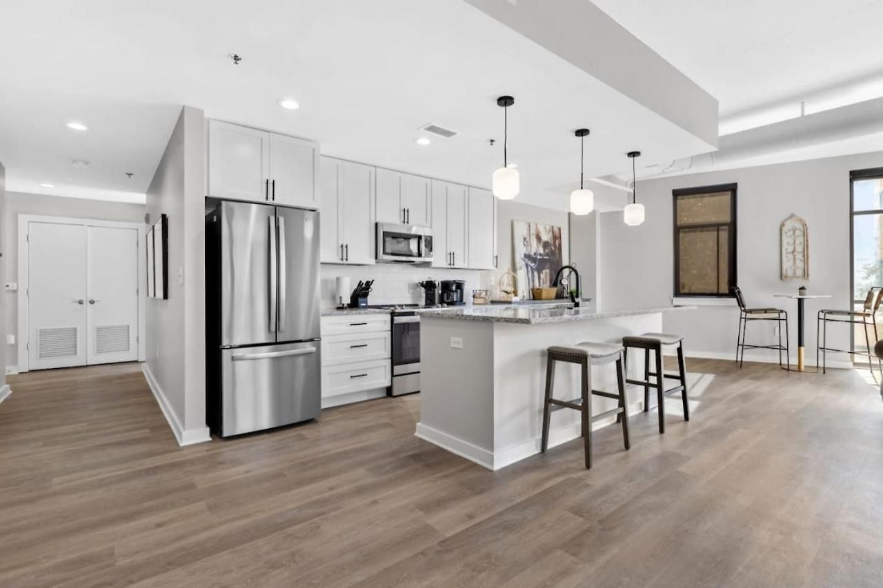 Luxurious Downtown-2 Bed 2 Bath Corner 2m Holiday home