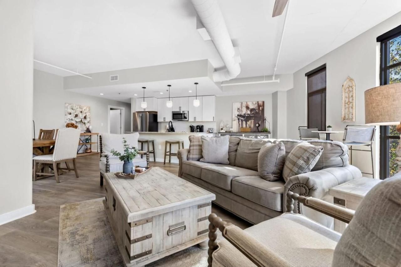 Luxurious Downtown-2 Bed 2 Bath Corner 2m Holiday home Nashville