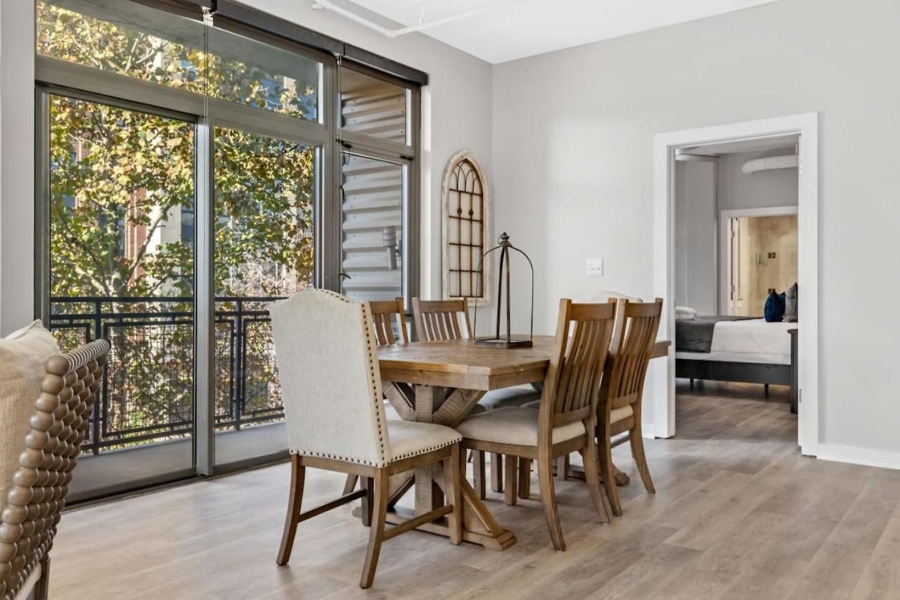 Luxurious Downtown-2 Bed 2 Bath Corner 2m *