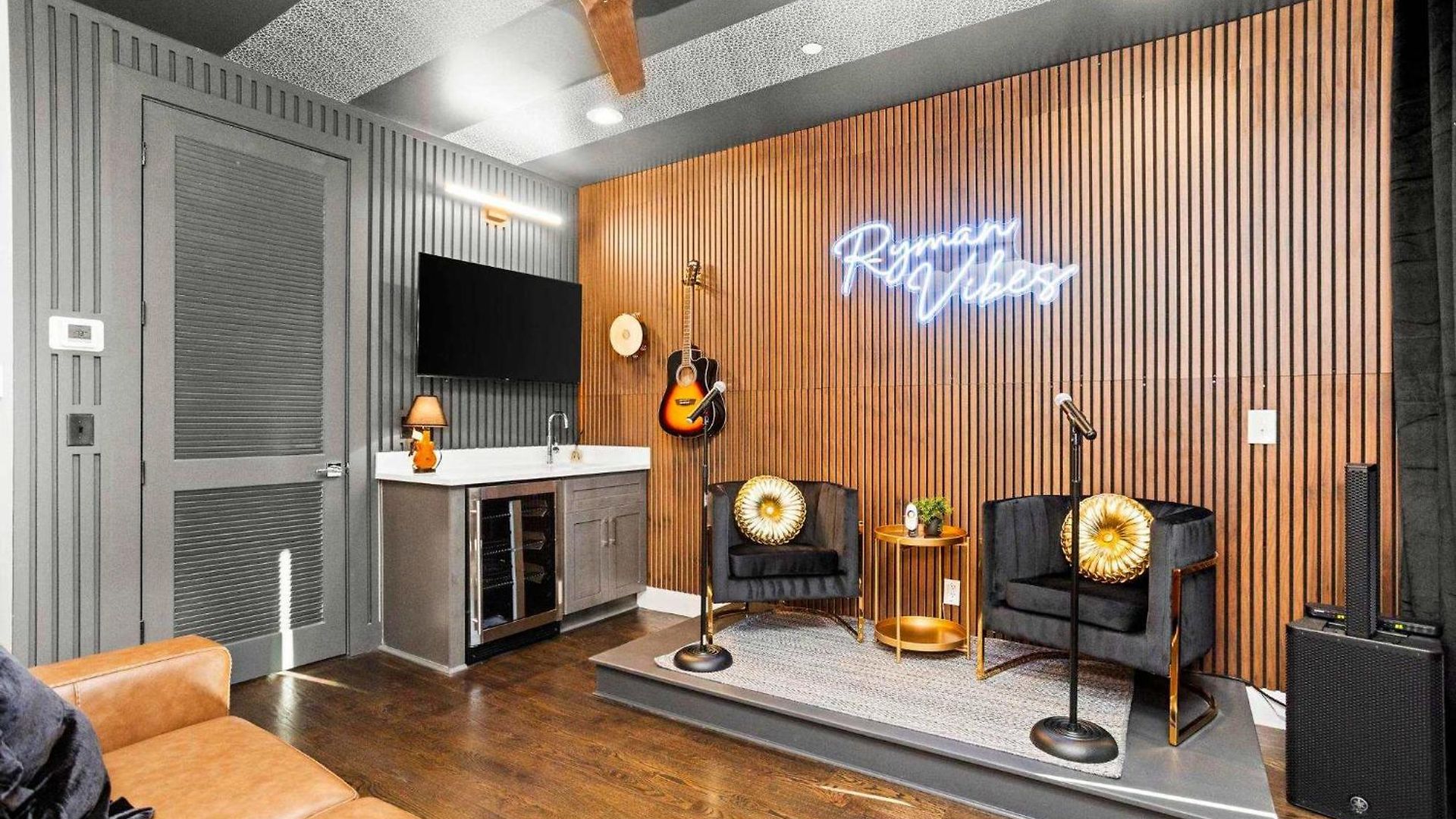 Holiday home Iconic Ryman Revival - Pews Murals & Karaoke Nashville