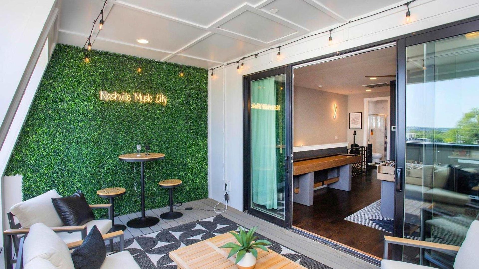 Holiday home 2 Adjacent Luxury Homes Rooftop Decks & Game