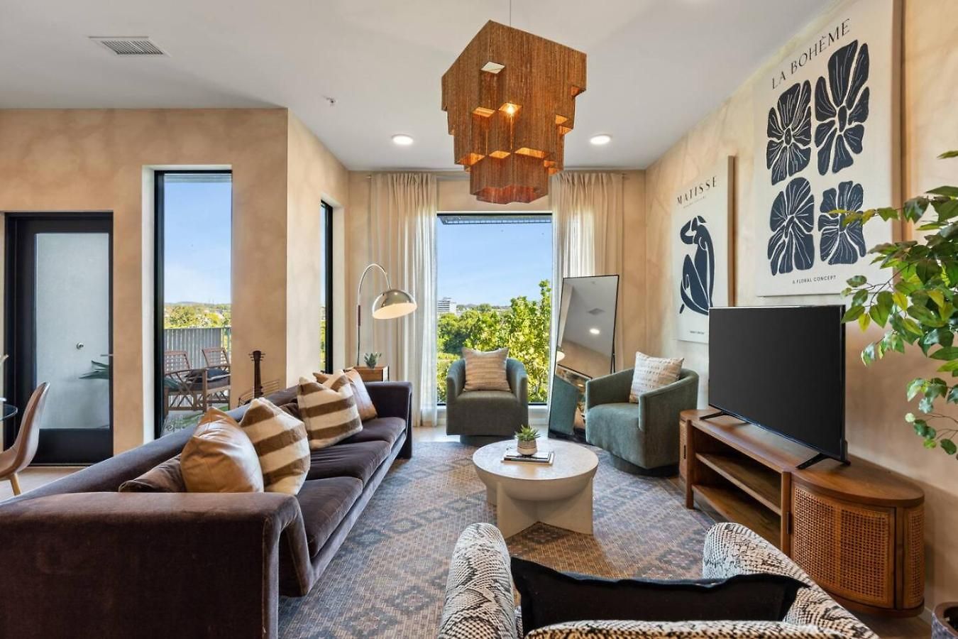 Lovely River View Walk To Downtown Has Garage And Balcony *