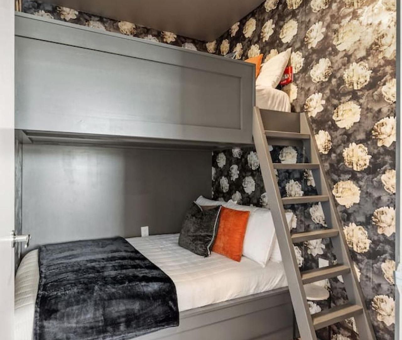Lovely River View Walk To Downtown Has Garage And Balcony Nashville