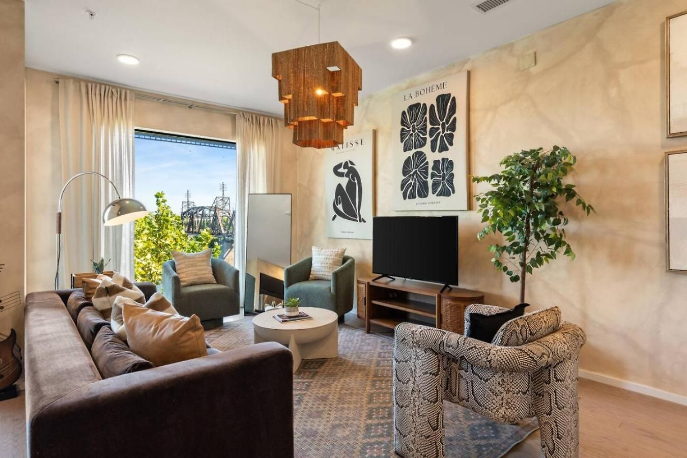 Lovely River View Walk To Downtown Has Garage And Balcony *