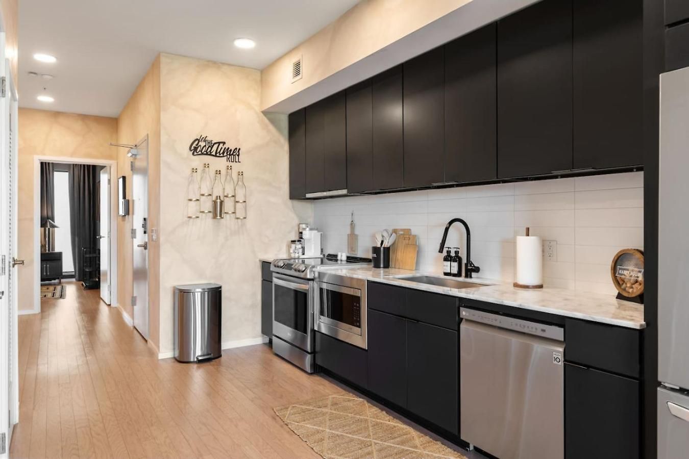 Apartment Lovely River View Walk To Downtown Has Garage And Balcony *