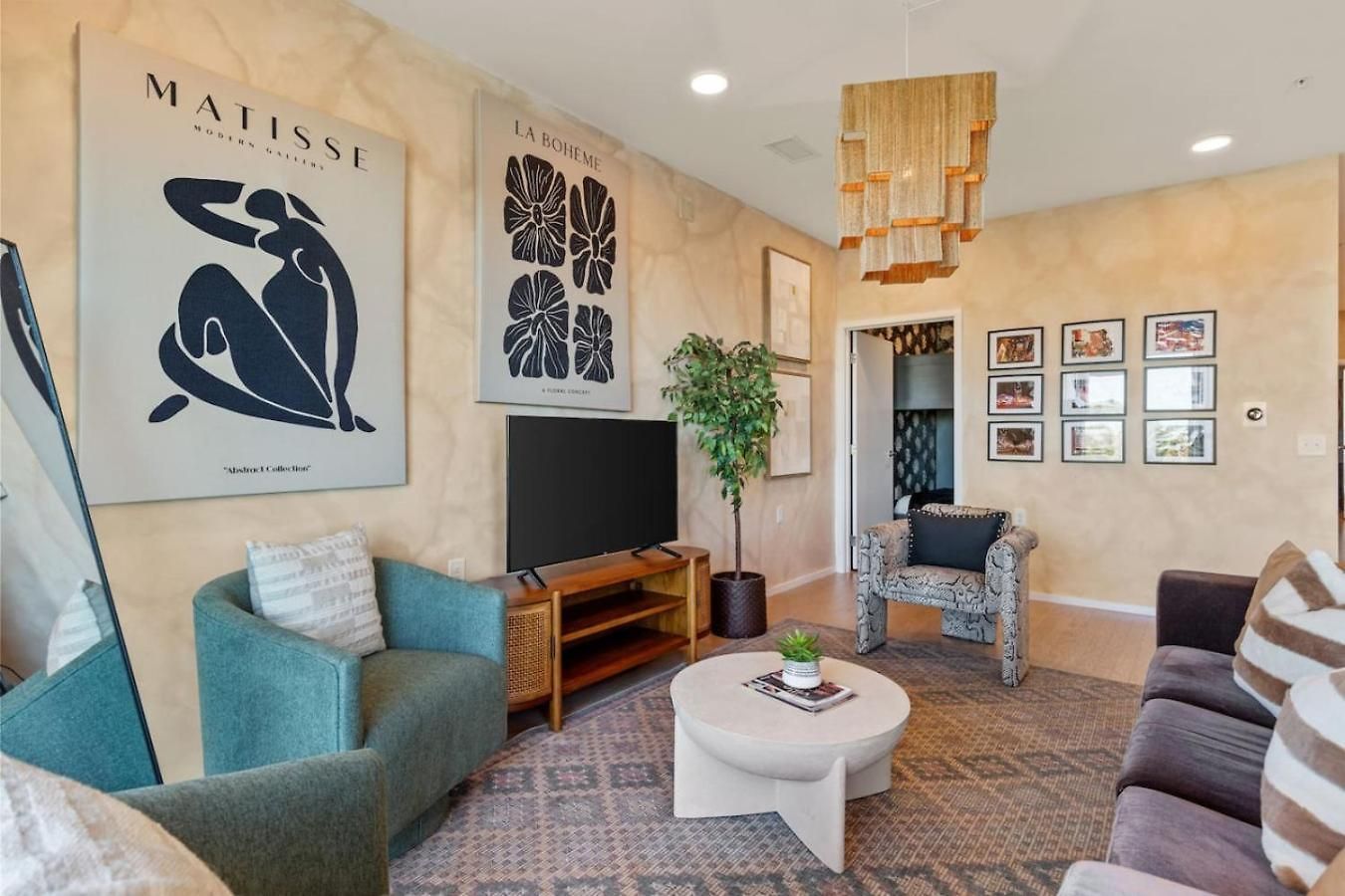 Lovely River View Walk To Downtown Has Garage And Balcony Nashville