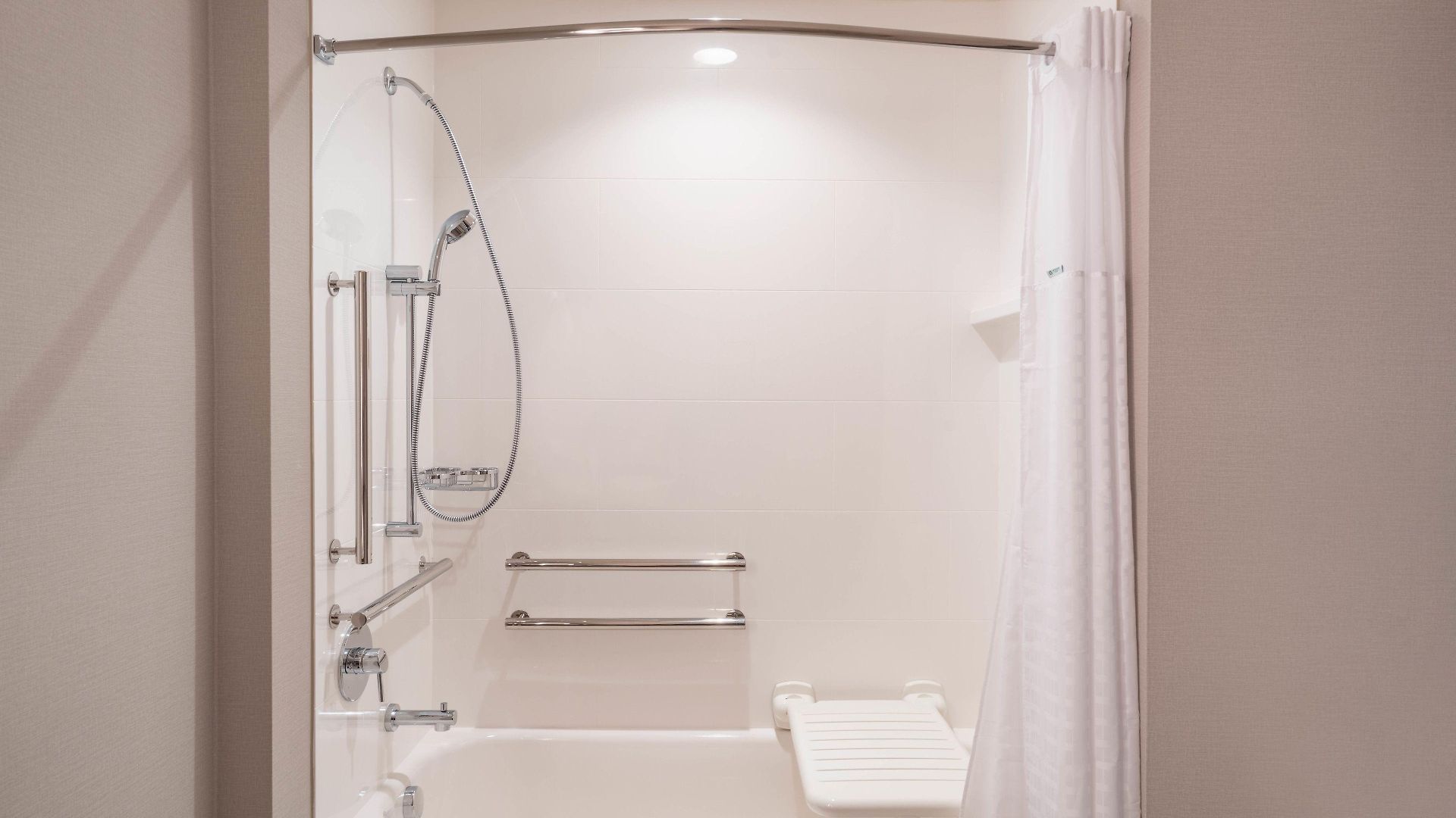 Hotel Hampton By Hilton Airport Century Place 3*