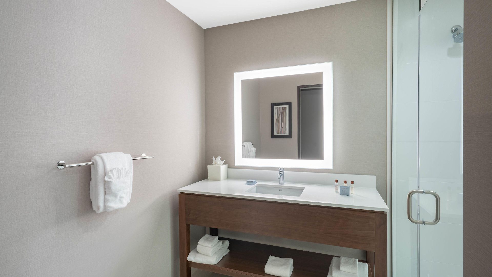 Hampton By Hilton Airport Century Place
