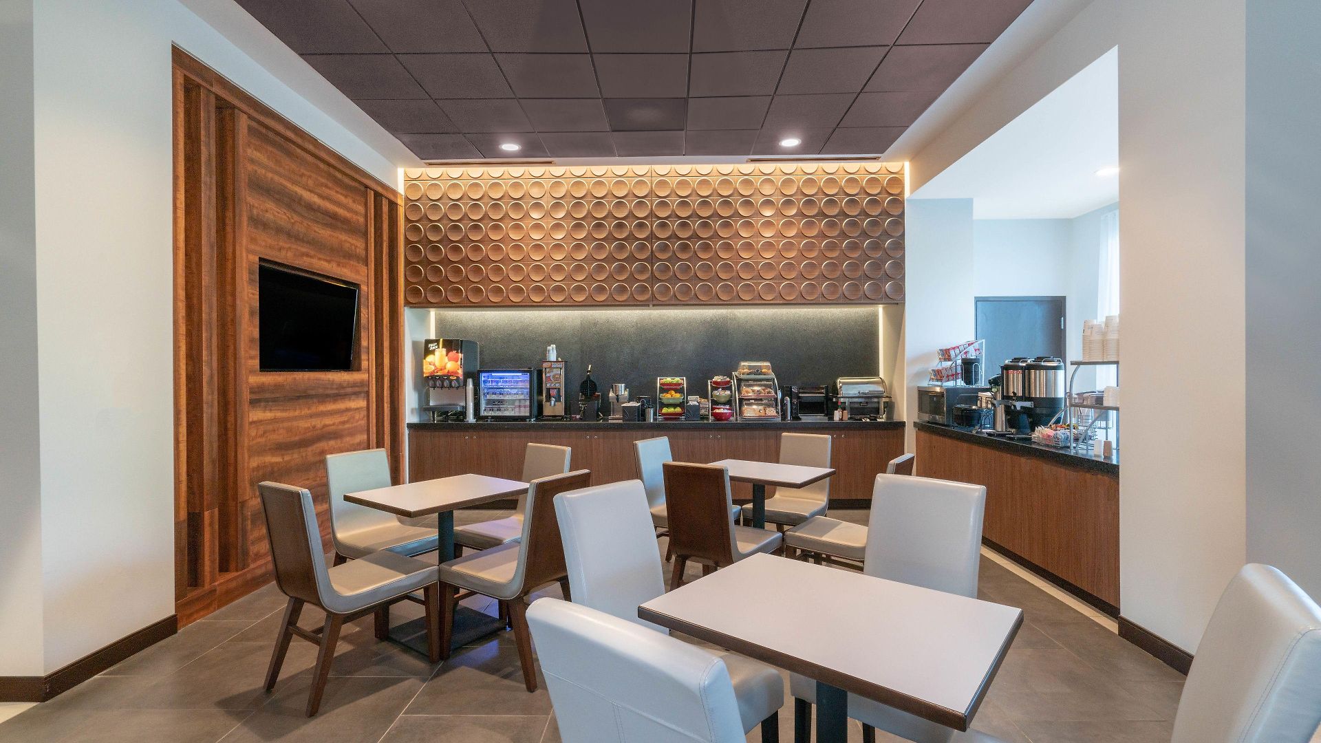 Hampton By Hilton Airport Century Place Hotel 3*