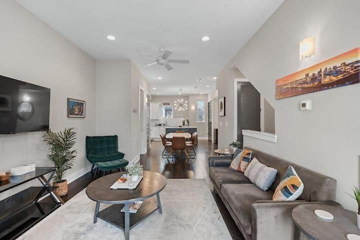 Chic Near Downtown Sleeps 14 * Nashville