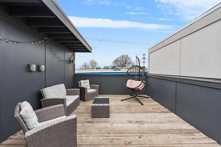 Chic Near Downtown Sleeps 14 *