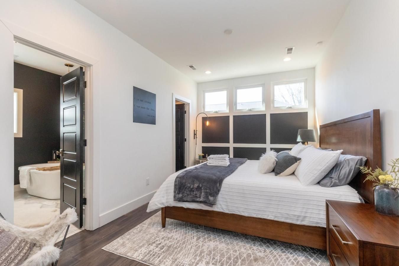 Broadway Breeze Escape Modern Comfort *