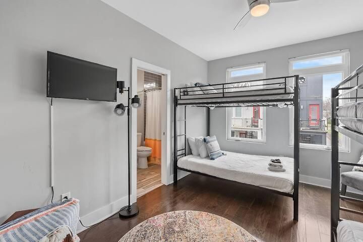 Chic Near Downtown Sleeps 14 *