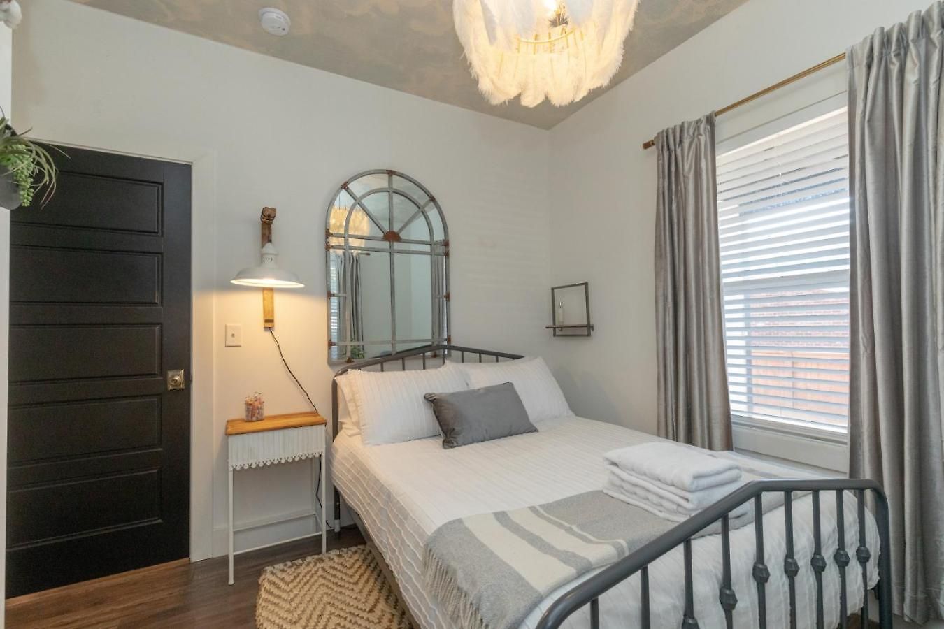 Broadway Breeze Escape Modern Comfort *