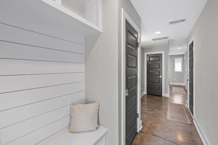 Chic Near Downtown Sleeps 14 Holiday home