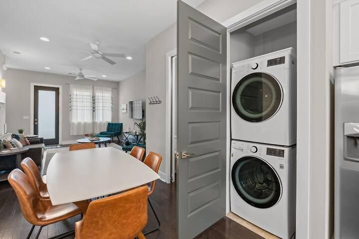 Chic Near Downtown Sleeps 14 Nashville