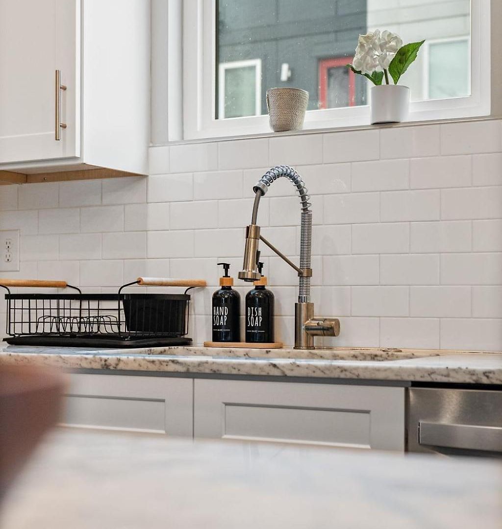 Chic Near Downtown Sleeps 14 *