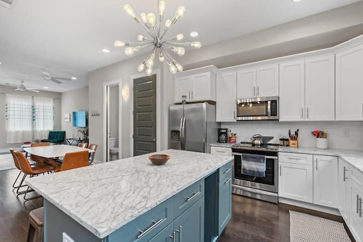 Chic Near Downtown Sleeps 14 * Nashville