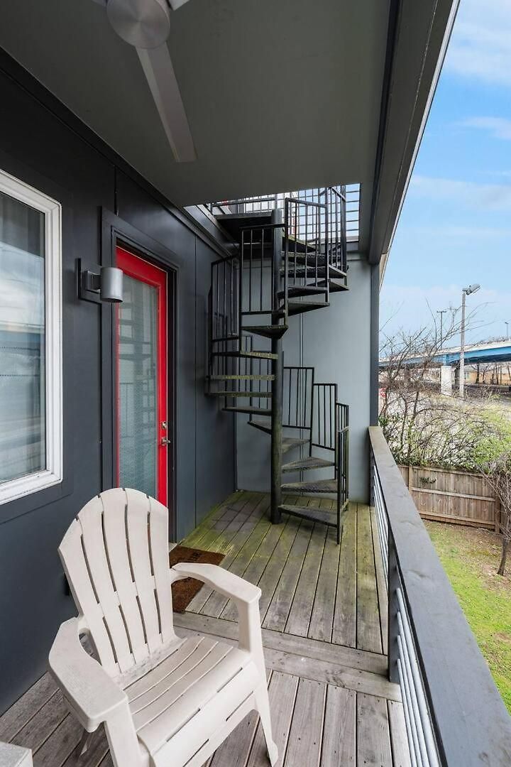 Chic Near Downtown Sleeps 14 *