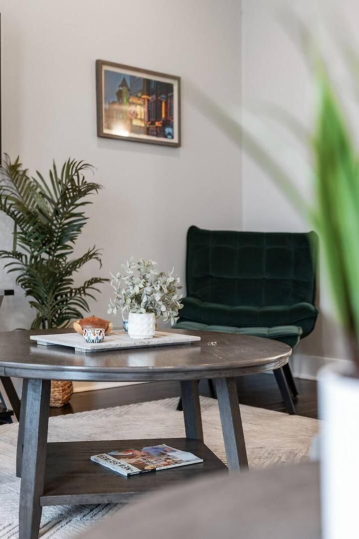 Holiday home Chic Near Downtown Sleeps 14 *