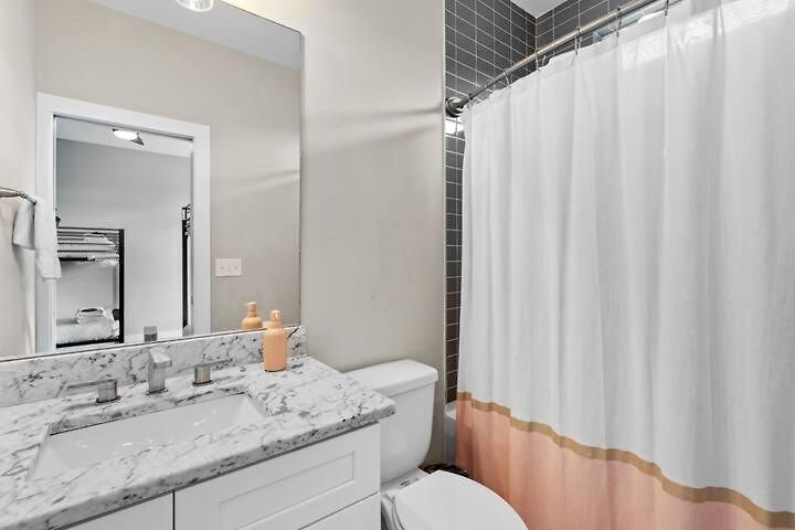 Chic Near Downtown Sleeps 14 Holiday home Nashville
