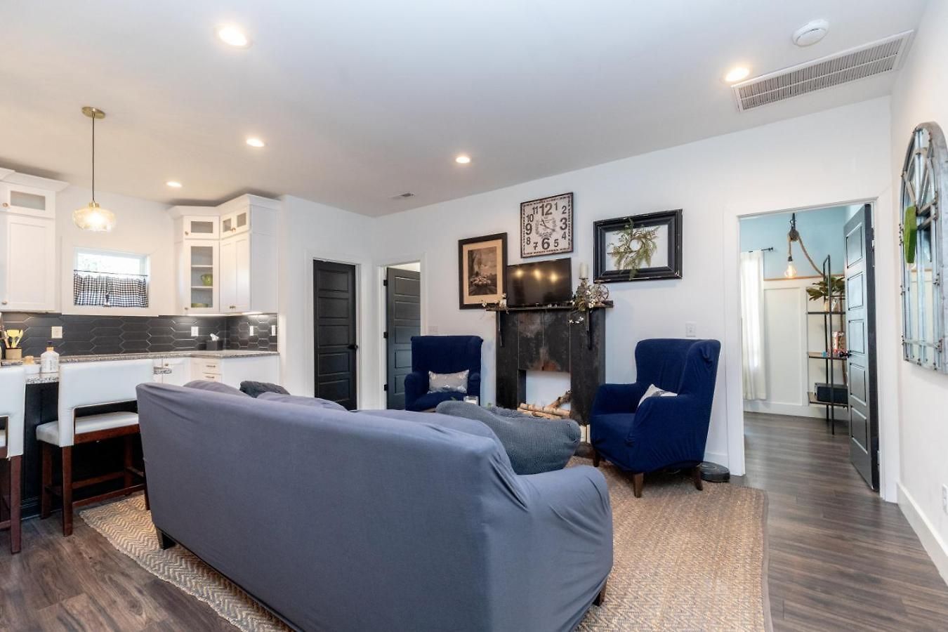 Broadway Breeze Escape Modern Comfort *