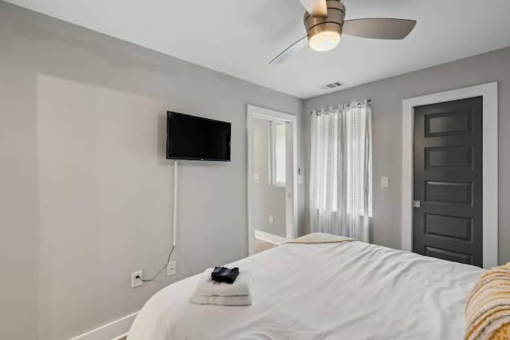 Chic Near Downtown Sleeps 14 * Nashville