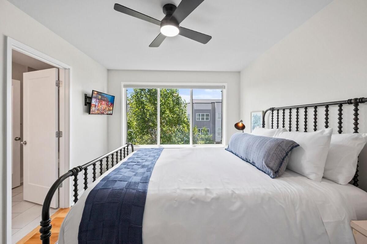 Walk & Bike-stunning Natural Light! 13 Mins To Downtown