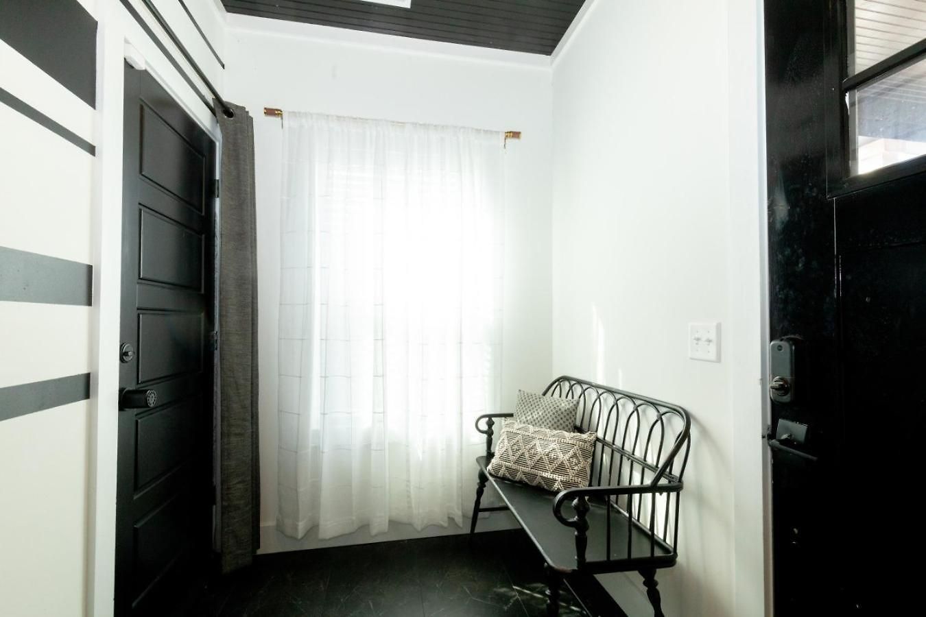 Broadway Breeze Escape Modern Comfort Holiday home