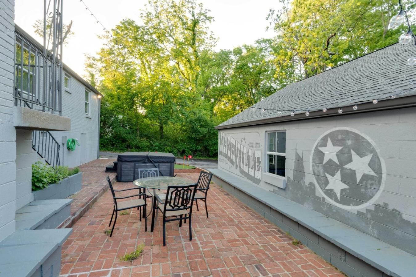 Holiday home New Playground Hot Tub Games And Broadway Buzz