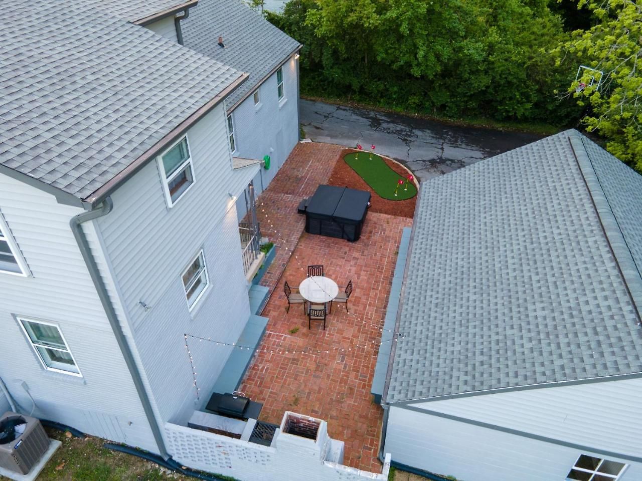 Holiday home New Playground Hot Tub Games And Broadway Buzz *