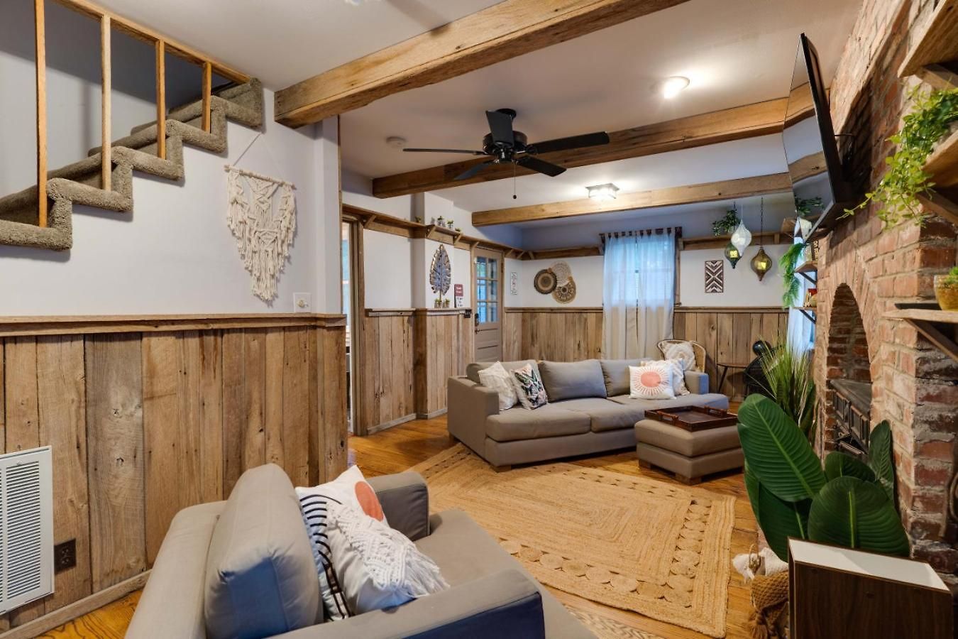 New Playground Hot Tub Games And Broadway Buzz Holiday home *