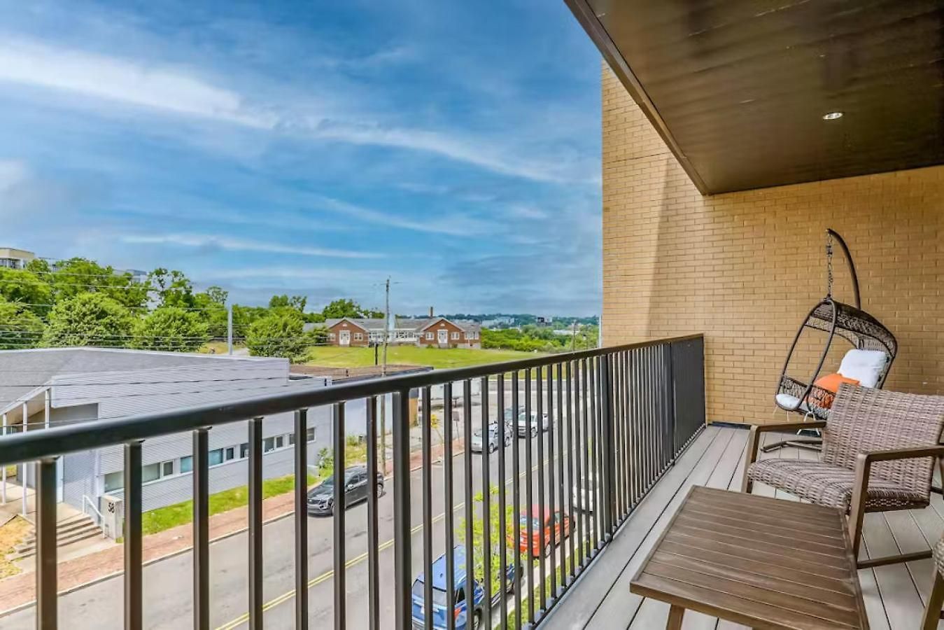 Oasis At The Muse Modern 2br With Balcony & Rooftop Views Nashville