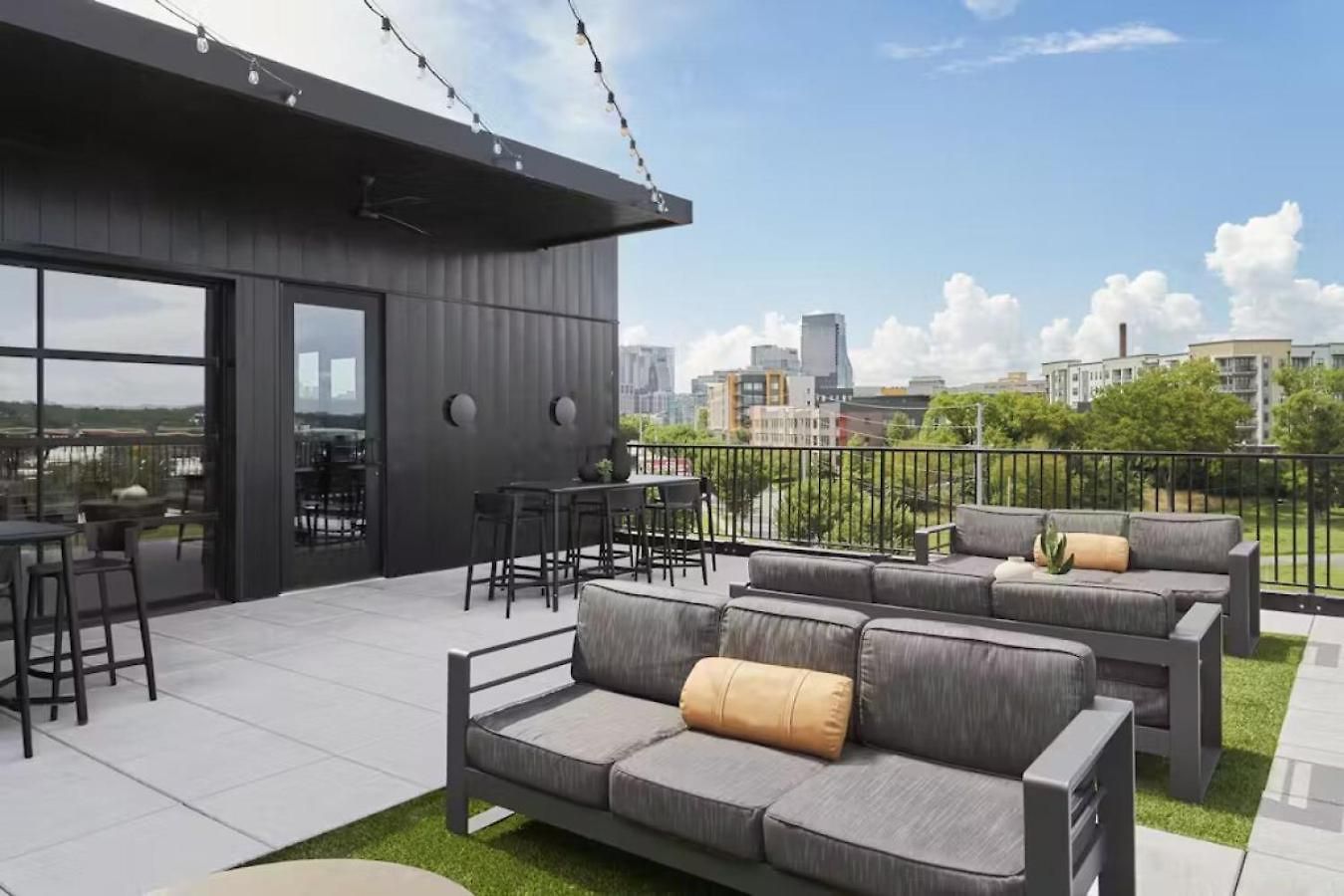 Oasis At The Muse Modern 2br With Balcony & Rooftop Views Nashville