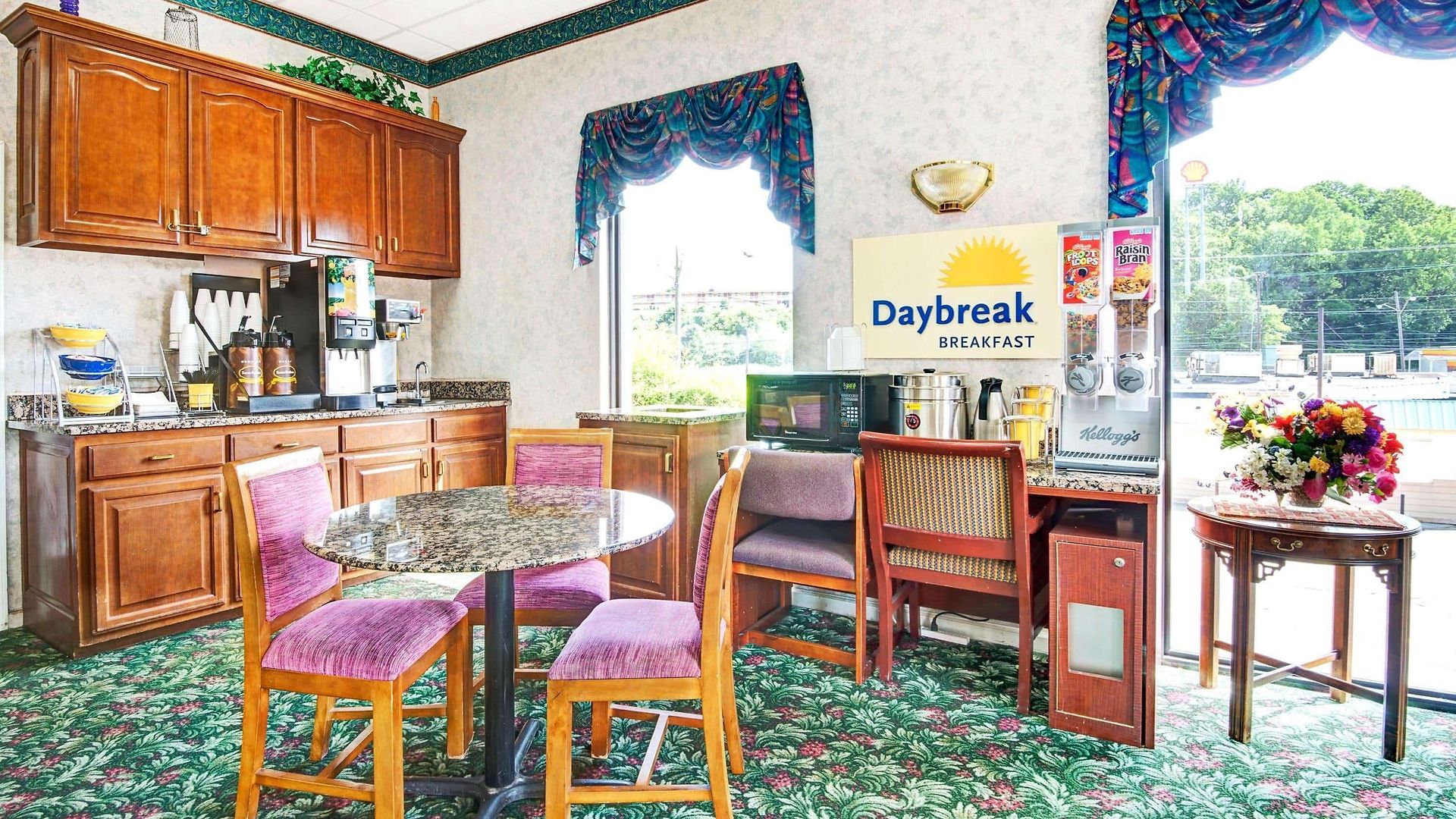 Super 8 By Wyndham Near Downtown / I-40 Hotel