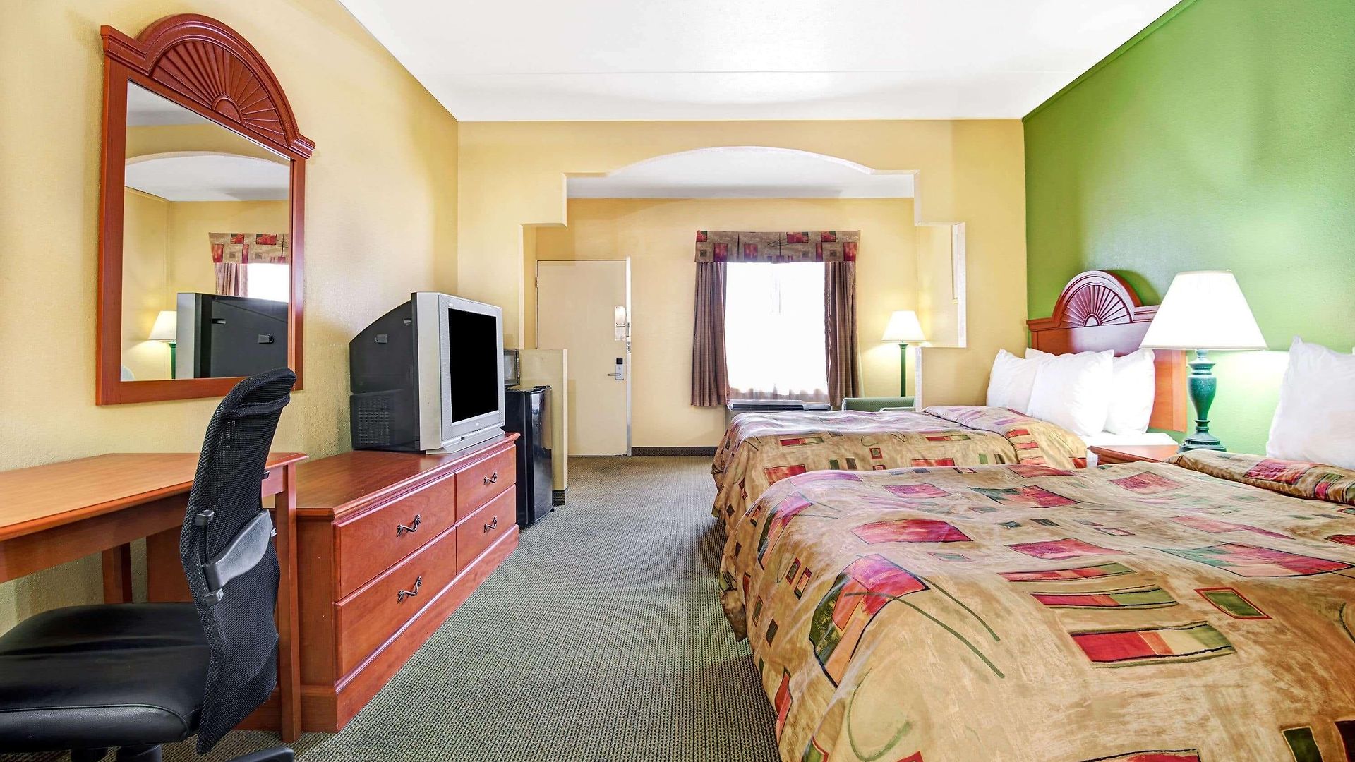 Super 8 By Wyndham Near Downtown / I-40