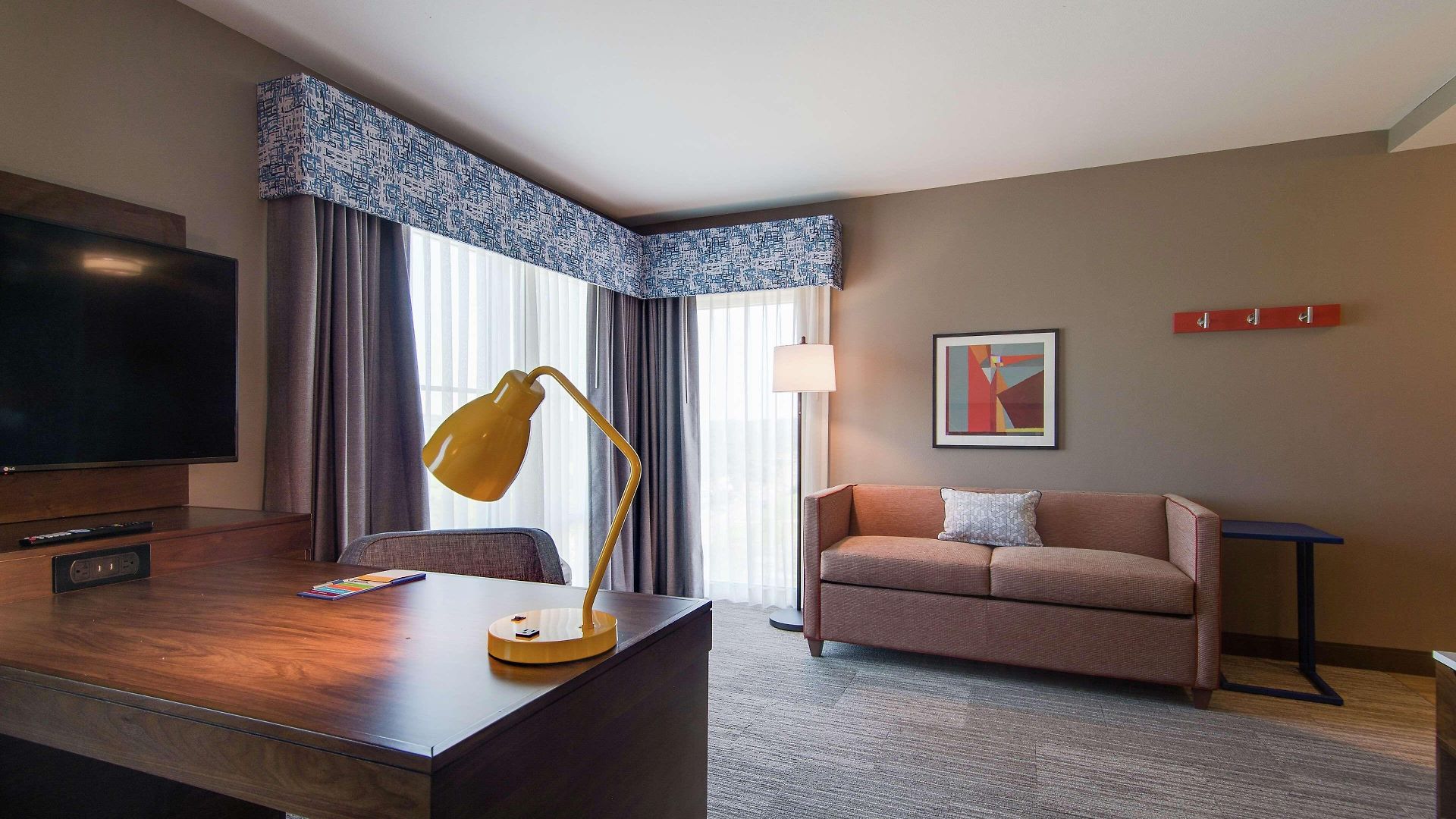 Hampton & By Hilton North Skyline Hotel 3*