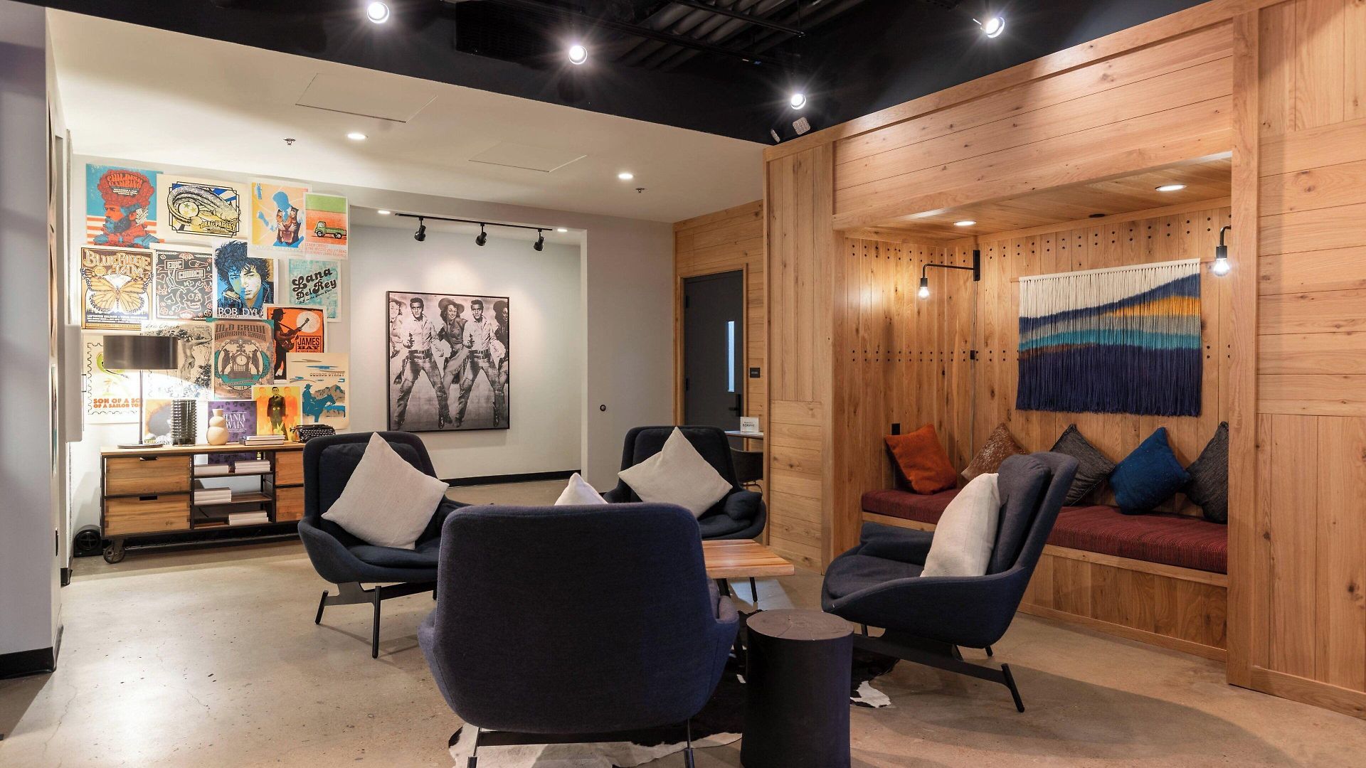 Moxy Downtown Hotel 3*