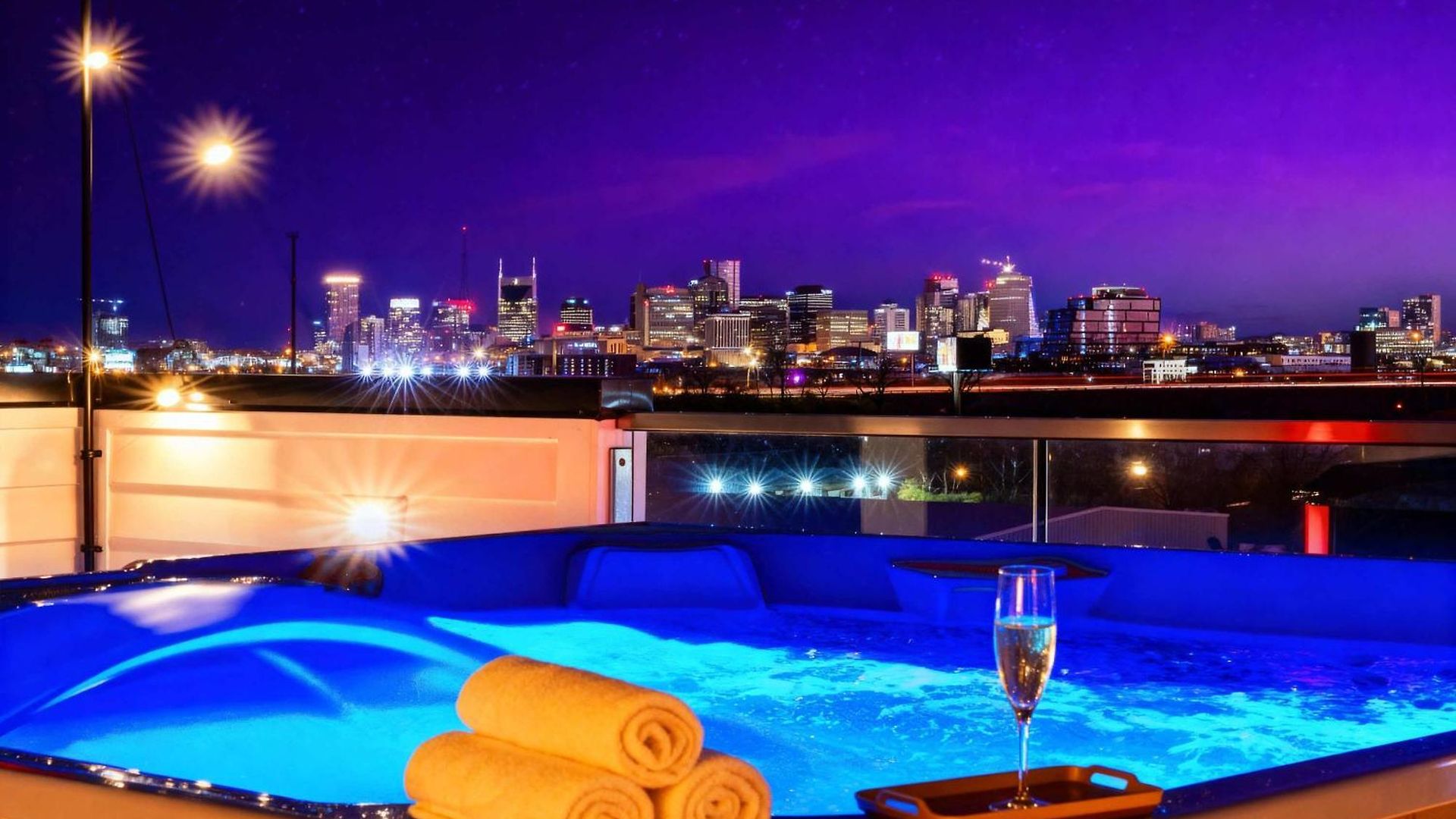 Double Rooftop Decks Hot Tub Karaoke * Nashville