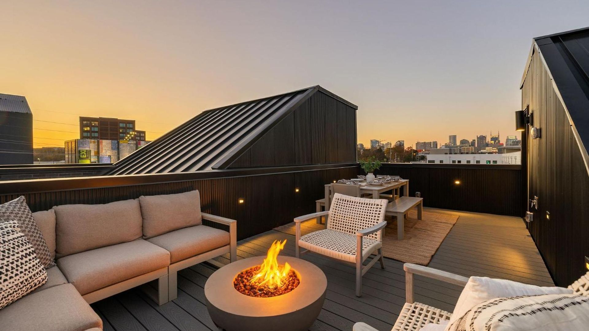 The Chestnut - Brand New Rooftop Skyline Views *