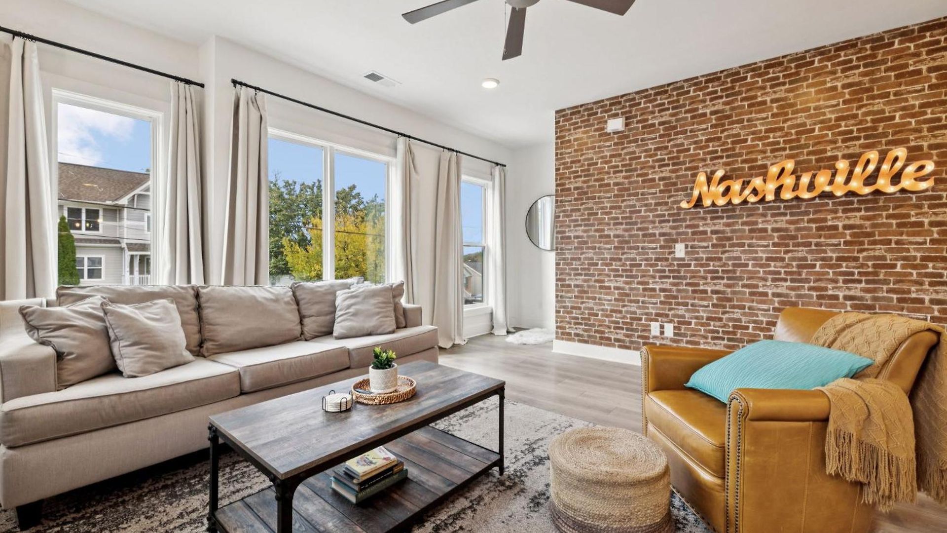 New Nash Modern Luxurious Space W Rooftop Views Holiday home Nashville