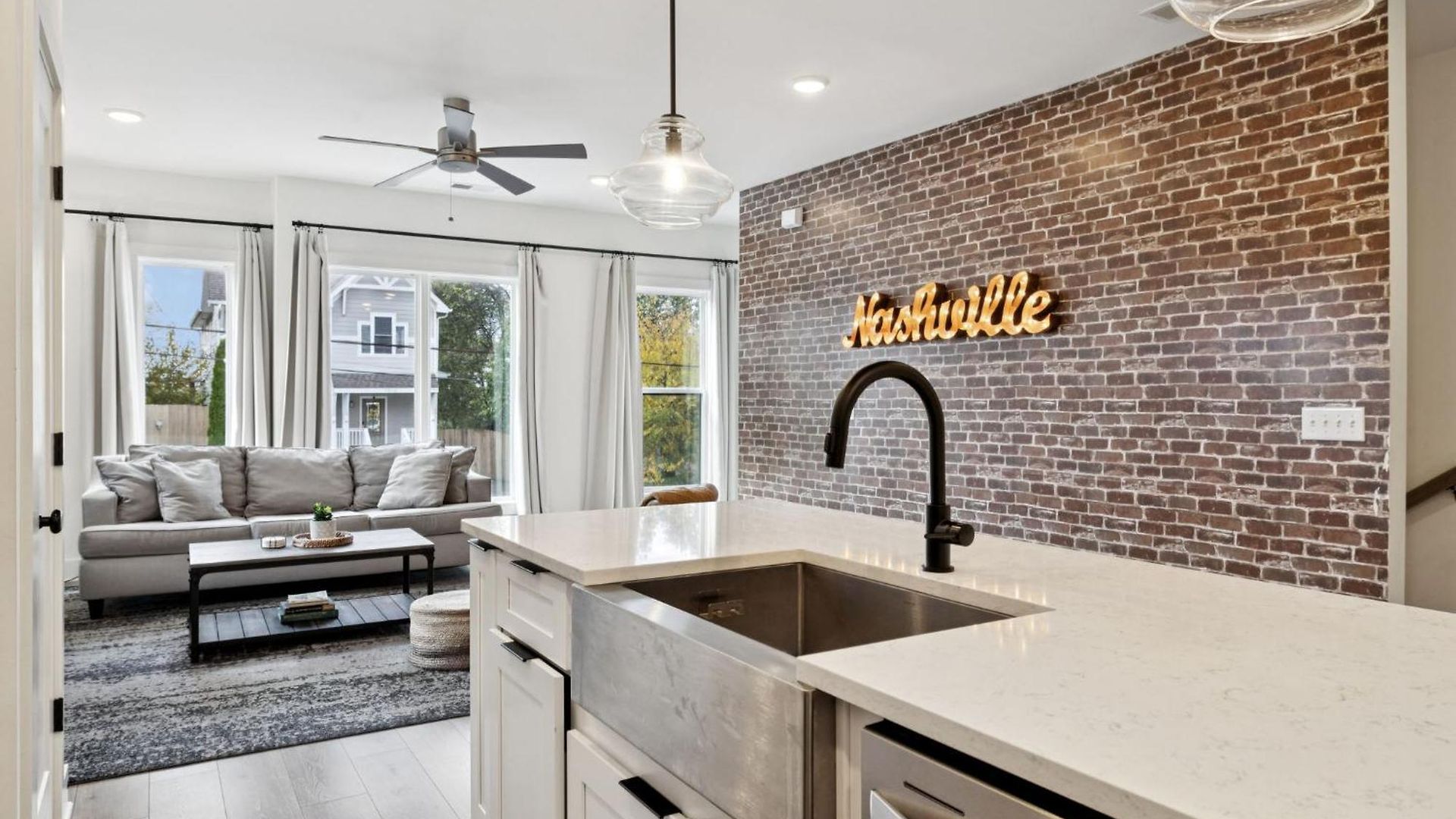New Nash Modern Luxurious Space W Rooftop Views Holiday home Nashville