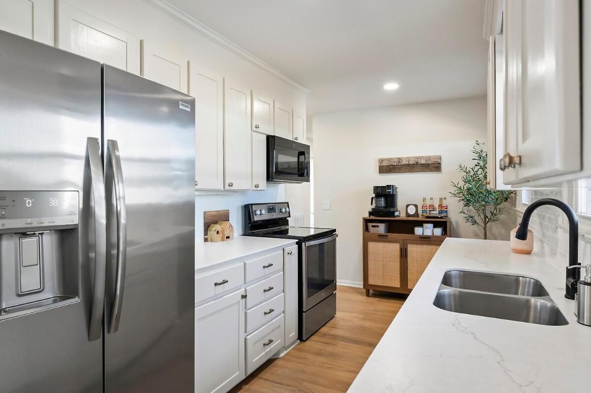 Cozy Ranch Retreat-large Deck & Yard-10 Mins To Downtown *