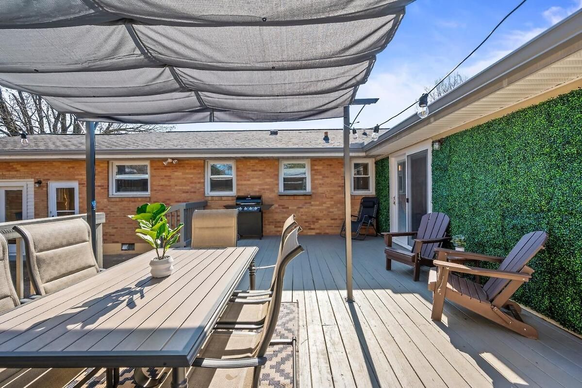 Cozy Ranch Retreat-large Deck & Yard-10 Mins To Downtown