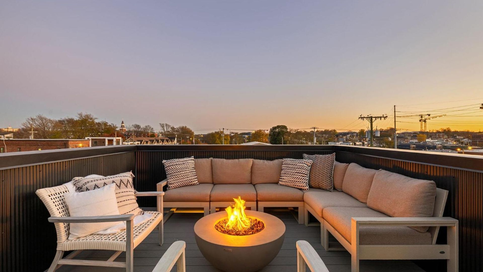 The Chestnut - Brand New Rooftop Skyline Views *