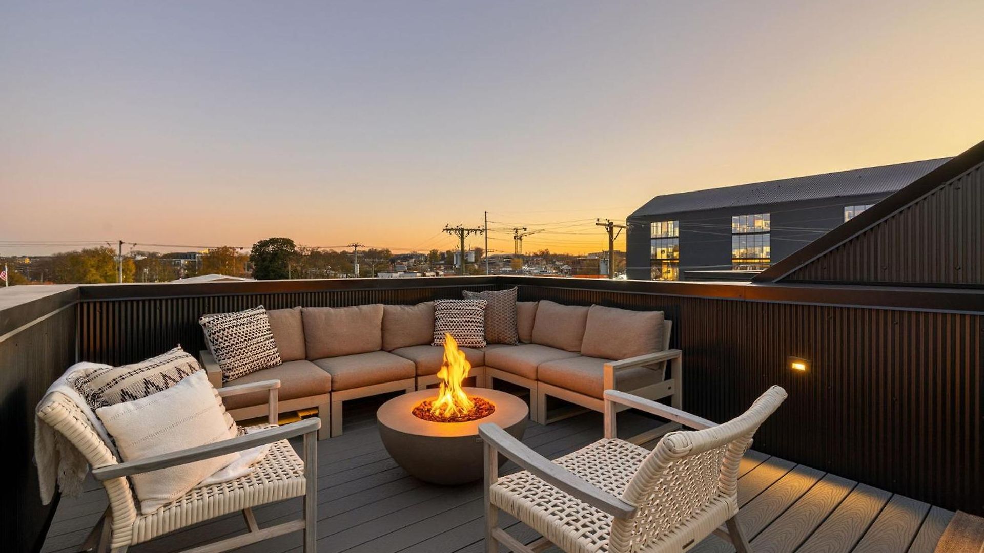 The Chestnut - Brand New Rooftop Skyline Views Holiday home *